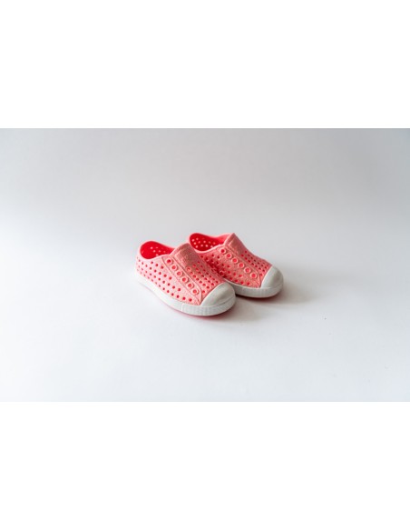 zapatos estilo crocs fucsias