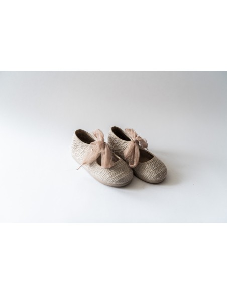 zapatos beige con cinta de lazo