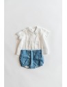 set short celeste y camisa blanca con detalles turquesas