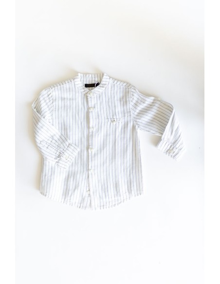 camisa blanca lineas azules