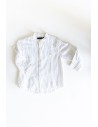 camisa blanca lineas azules
