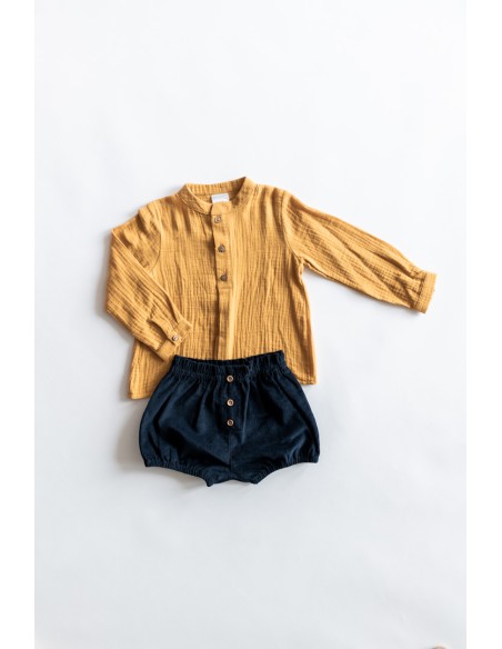 set short gamuza azul oscuro y camisa mostaza