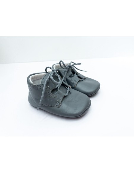 zapatos grises
