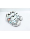 zapatos grises