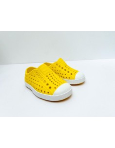 zapatos amarillos estilo crocs
