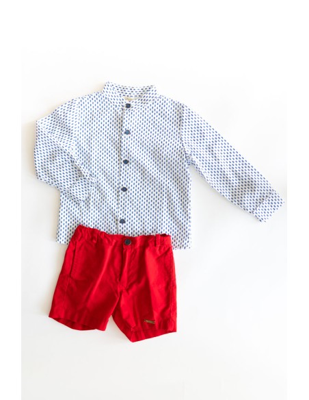 set short rojo camisa blanca con piñas azules