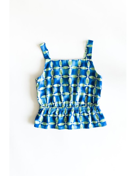 top azul con hojas verdes