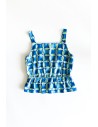 top azul con hojas verdes