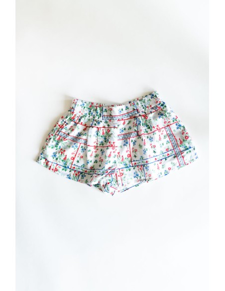 short blanco con florcitas azules y dealles rojos