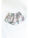 short blanco con florcitas azules y dealles rojos
