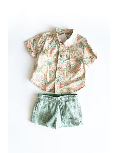 set short pantalon de baño y camiseta rosada con palmeras