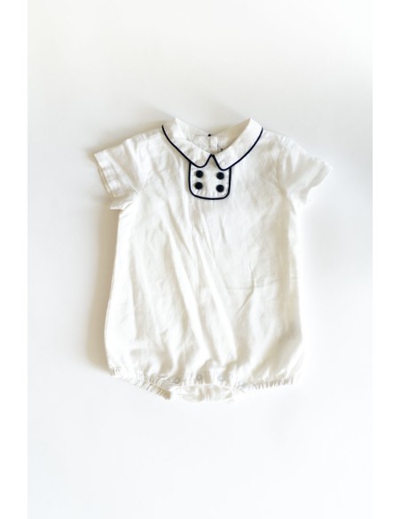 enterizo blanco con detalles azul oscuro