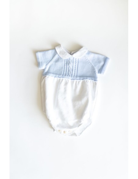 enterizo tejido blanco con punto celeste