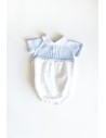 enterizo tejido blanco con punto celeste