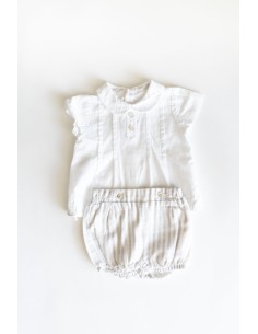 set short rayas beige y camisa blanca