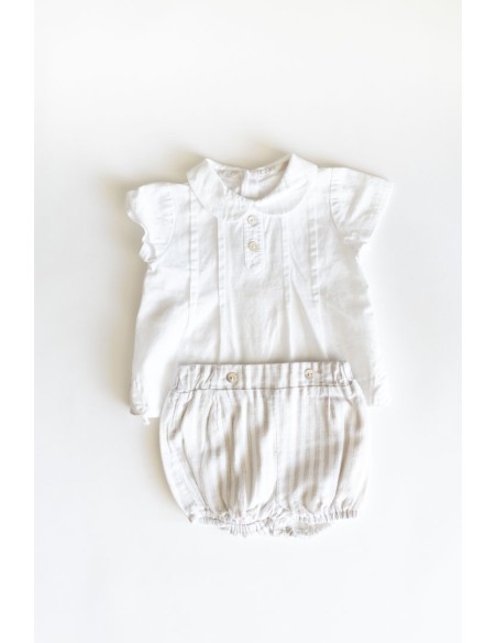 set short rayas beige y camisa blanca