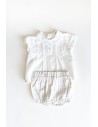 set short rayas beige y camisa blanca