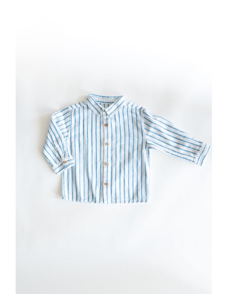 camisa blanca con lineas celestes