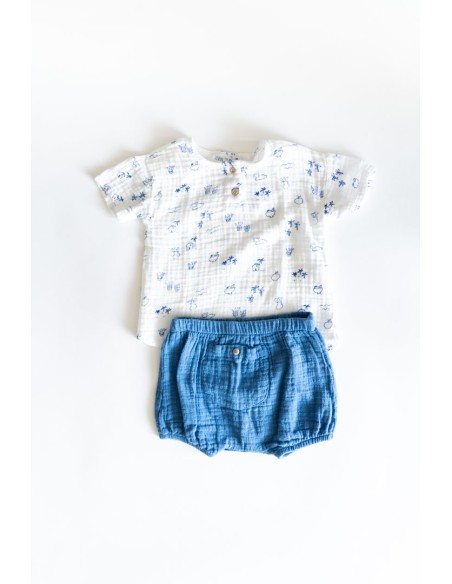 set short celeste y camiseta con dibujos en azul