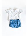 set short celeste y camiseta con dibujos en azul