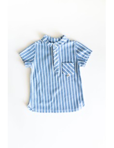 camiseta celeste con rayas blancas