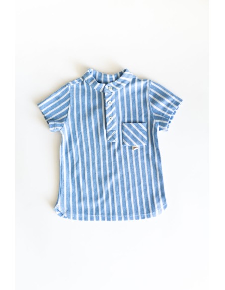 camiseta celeste con rayas blancas
