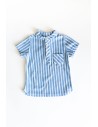 camiseta celeste con rayas blancas