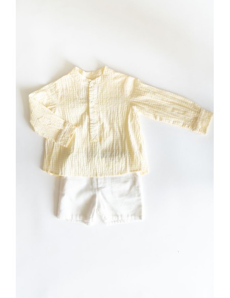 set short blanco y camisa rayas amarillas