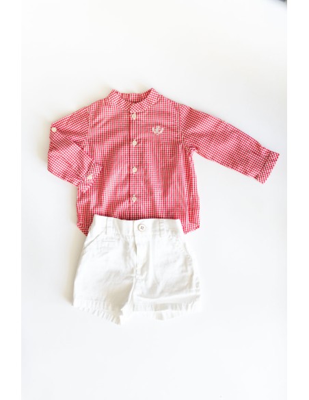 set short blanco y camisa manga larga cuadritos rojos