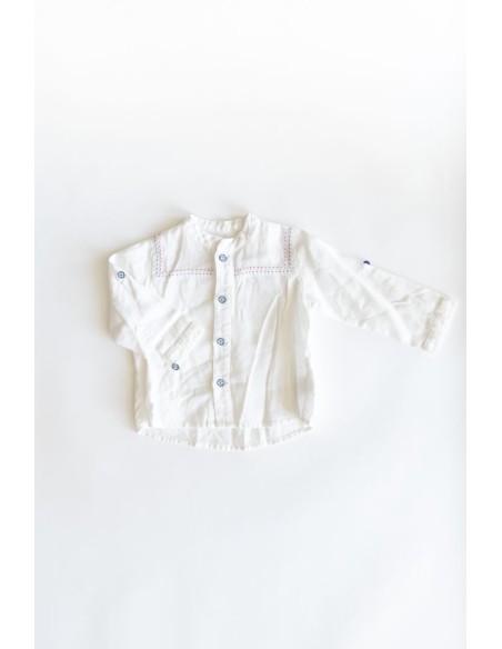 camisa manga larga blanca con detalles de puntitos rojos y azules