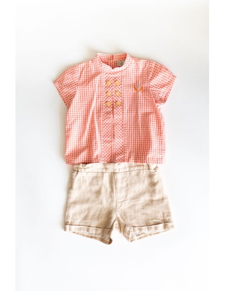 set short beige y camisa manga corta cuadros naranjas
