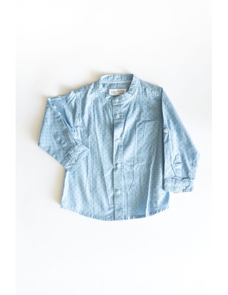 camisa celeste con puntitos azules
