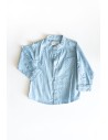 camisa celeste con puntitos azules