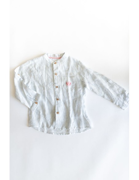 camisa blanca rayas azules y logo rosado