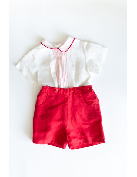 set short rojo y camisa lino blanca con detalles rojos