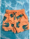 pantalon de baño naranja con cocodrilos