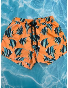 pantalon de baño naranja con pescados
