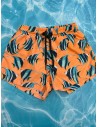 pantalon de baño naranja con pescados