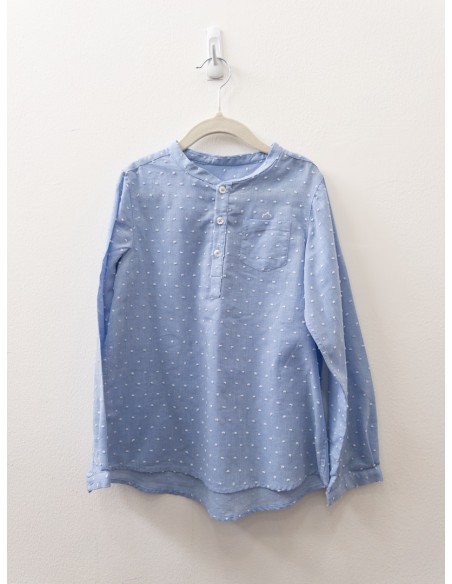 camisa celeste con puntitos