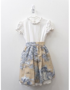 vestido blanco con sobrevestido beige con dibujos azules