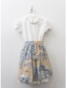 vestido blanco con sobrevestido beige con dibujos azules