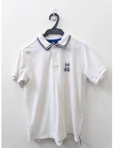 polo blanca con logo negro, manchada