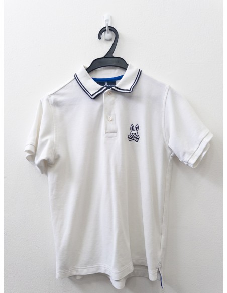 polo blanca con logo negro, manchada