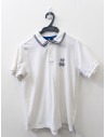 polo blanca con logo negro, manchada