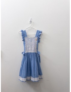 vestido azul con encaje blanco