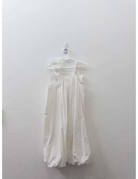 vestido blanco con mangas con flores 3d