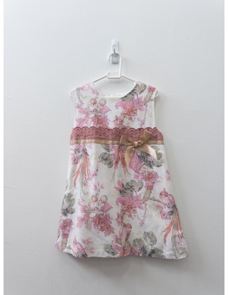 vestido lino blanco con flores cinturon rosado y lazo beige