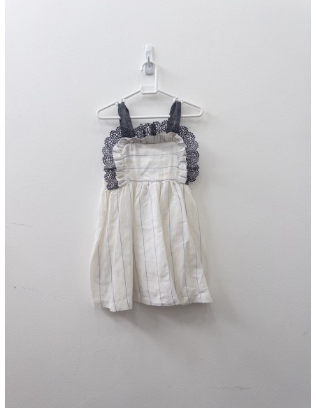 vestido blanco de lino con lineas grises y doradas y detalle de encaje gris en el pecho