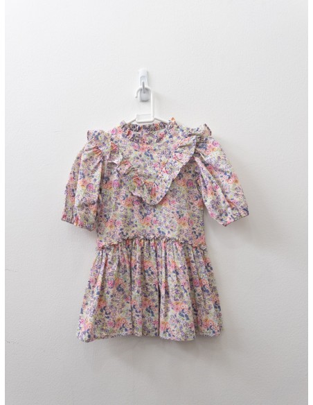 vestido con flores moradas rosadas con cuello alto