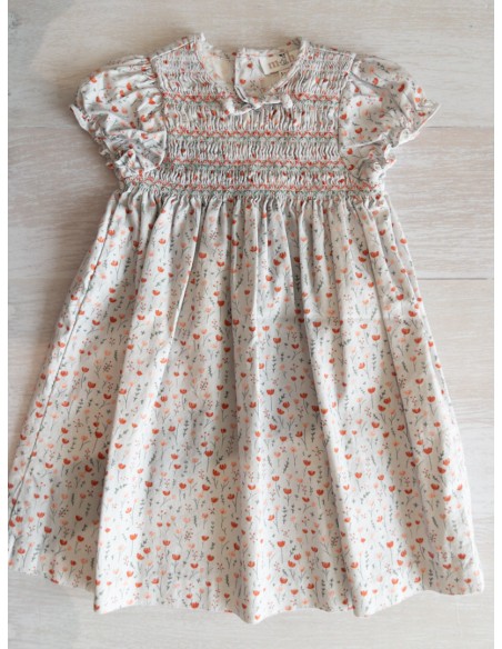 vestido gris con flores rojas